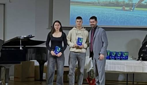 &Tau;&rho;ί&alpha; &pi;&alpha;&iota;&delta;&iota;ά, &mu;ί&alpha; &omicron;&mu;ά&delta;&alpha;, έ&nu;&alpha; ό&nu;&epsilon;&iota;&rho;&omicron; &gamma;&iota;&alpha; &tau;&omicron;&nu; &Gamma;&Alpha;&Sigma; &Epsilon;&upsilon;&rho;ώ&tau;&alpha;