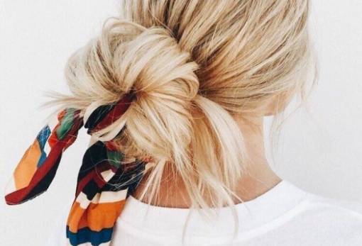 Πώς θα πετύχεις τον πιο stylish πλεκτό κότσο στα μαλλιά μ’ ένα μαντήλι