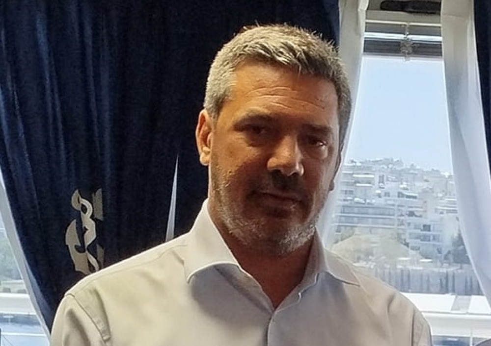 &Alpha;&pi;&epsilon;&iota;&lambda;έ&sigmaf; &delta;έ&chi;&epsilon;&tau;&alpha;&iota;  &omicron; &delta;ή&mu;&alpha;&rho;&chi;&omicron;&sigmaf; &Epsilon;&lambda;&alpha;&phi;&omicron;&nu;ή&sigma;&omicron;&upsilon;;