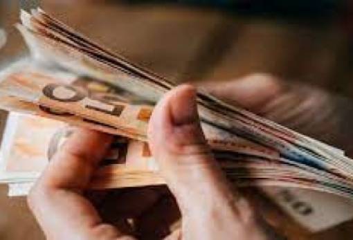 Οι αυξήσεις του 2025: Ποιοι θα δουν περισσότερα χρήματα στους λογαριασμούς τους