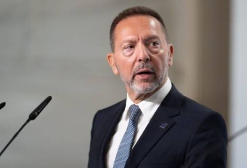 Στουρνάρας: Αν αυξήσουμε 30% τους μισθούς αύριο, θα χρεοκοπήσουμε