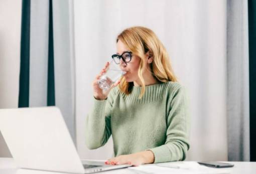 Τα περίεργα σημάδια που δείχνουν ότι πρέπει να πίνεις περισσότερο νερό