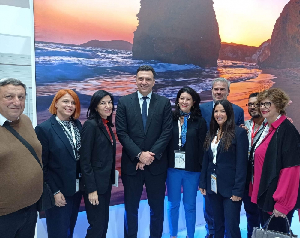 Ά&phi;&eta;&sigma;&epsilon; &tau;&omicron; &laquo;&alpha;&pi;&omicron;&tau;ύ&pi;&omega;&mu;ά&raquo; &tau;&omicron;&upsilon; &omicron; &Delta;. &Sigma;&pi;ά&rho;&tau;&eta;&sigmaf; &sigma;&tau;&eta; &delta;&iota;&epsilon;&theta;&nu;ή &tau;&omicron;&upsilon;&rho;&iota;&sigma;&tau;&iota;&kappa;ή έ&kappa;&theta;&epsilon;&sigma;&eta; &tau;&omicron;&upsilon; &Lambda;&omicron;&nu;&delta;ί&nu;&omicron;&upsilon;