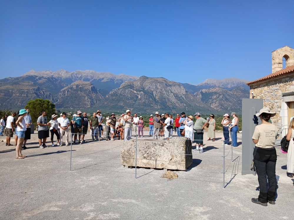 &Xi;&epsilon;&nu;ά&gamma;&eta;&sigma;&eta; &sigma;&tau;&omicron; &Iota;&epsilon;&rho;ό &tau;&omicron;&upsilon; &Alpha;&mu;&upsilon;&kappa;&lambda;&alpha;ί&omicron;&upsilon; &Alpha;&pi;ό&lambda;&lambda;&omega;&nu;&omicron;&sigmaf; &alpha;&pi;ό &tau;&omicron;&nu; &Sigma;&tau;. &Beta;&lambda;ί&zeta;&omicron;