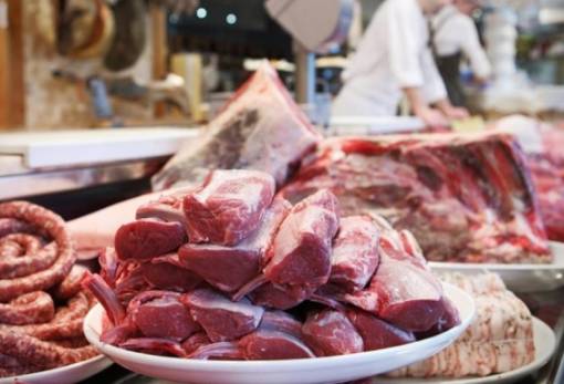 Χρυσάφι πληρώνουν το κρέας οι καταναλωτές