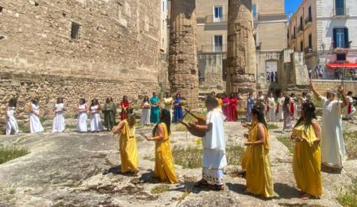 &Alpha;&pi;ό&eta;&chi;&omicron;&iota; &tau;&eta;&sigmaf; &Mu;&epsilon;&gamma;ά&lambda;&eta;&sigmaf; &Epsilon;&lambda;&lambda;ά&delta;&alpha;&sigmaf;: &Tau;&omicron; &laquo;&Phi;&epsilon;&sigma;&tau;&iota;&beta;ά&lambda; &Pi;&epsilon;&rho;&sigma;&epsilon;&phi;ό&nu;&eta;&sigmaf;&raquo; &alpha;&nu;&alpha;&beta;&iota;ώ&nu;&epsilon;&iota; &tau;&eta;&nu; &epsilon;&lambda;&lambda;&eta;&nu;&iota;&kappa;ή &psi;&upsilon;&chi;ή &tau;&omicron;&upsilon; &Tau;ά&rho;&alpha;&nu;&tau;&alpha;