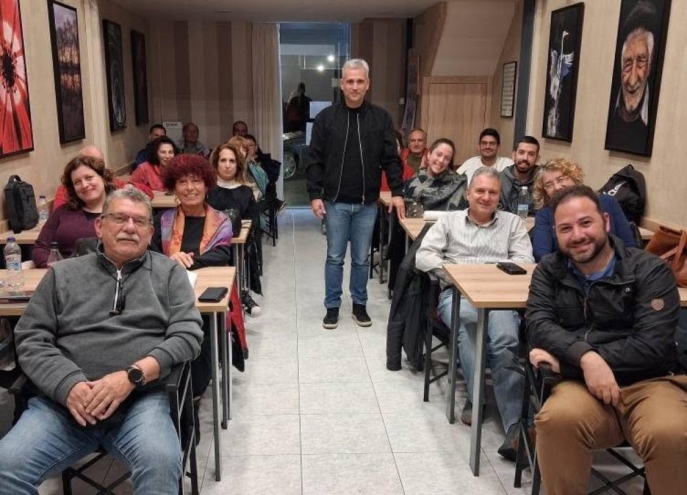 &laquo;&Mu;&iota;&alpha; &sigma;&tau;&iota;&gamma;&mu;ή &gamma;&iota;&alpha; &delta;ύ&omicron;&raquo;: &Eta; 25&eta; &epsilon;&tau;ή&sigma;&iota;&alpha; έ&kappa;&theta;&epsilon;&sigma;&eta; &tau;&eta;&sigmaf; &Lambda;&Epsilon;&Phi;&Omega;&Sigma;
