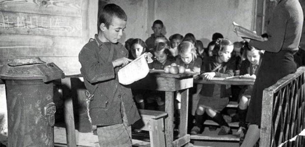 28&eta; &Omicron;&kappa;&tau;&omega;&beta;&rho;ί&omicron;&upsilon; 1940 - &Tau;&omicron; &tau;έ&lambda;&omicron;&sigmaf; &tau;&eta;&sigmaf; &pi;&alpha;&iota;&delta;&iota;&kappa;ή&sigmaf; &alpha;&theta;&omega;ό&tau;&eta;&tau;&alpha;&sigmaf;