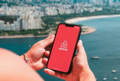 ΑΑΔΕ: Μηνύματα προς τους ιδιοκτήτες για τις νέες προδιαγραφές στα Airbnb από 1ης Οκτωβρίου