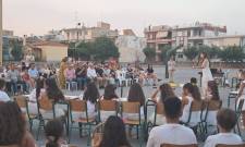 &Mu;&epsilon; &Mu;ί&kappa;&eta; &Theta;&epsilon;&omicron;&delta;&omega;&rho;ά&kappa;&eta; &kappa;&alpha;&iota; 60 &pi;&alpha;&iota;&delta;&iota;&kappa;ά &chi;&alpha;&mu;ό&gamma;&epsilon;&lambda;&alpha; έ&kappa;&lambda;&epsilon;&iota;&sigma;&epsilon; &tau;&omicron; &laquo;Summer Camp 2026&raquo; &sigma;&tau;&eta; &Sigma;&pi;ά&rho;&tau;&eta;