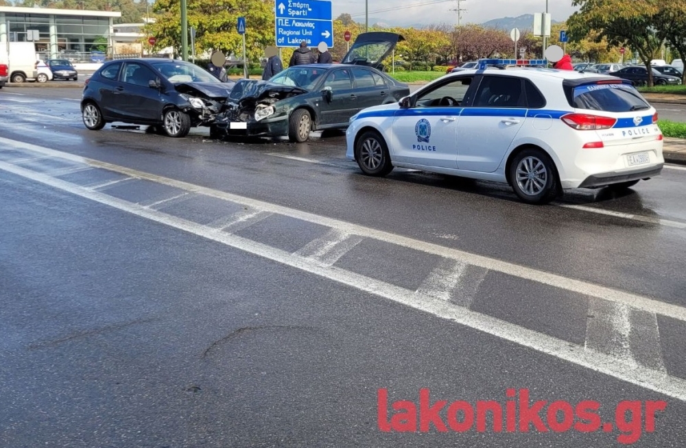Τροχαίο έξω από το Διοικητήριο Λακωνίας: Σφοδρή σύγκρουση οχημάτων