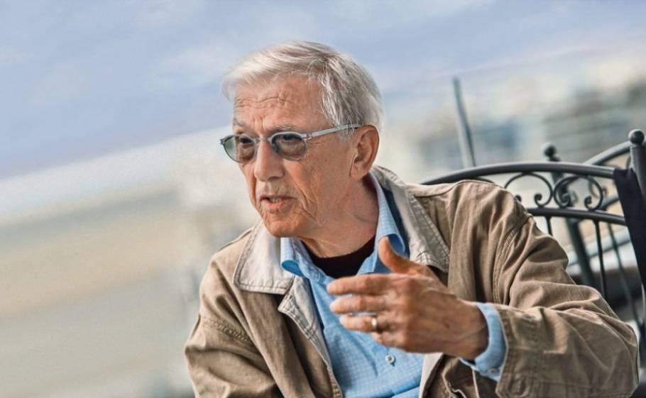 &Theta;&omicron;&delta;&omega;&rho;ή&sigmaf; &Kappa;&alpha;&lambda;&lambda;&iota;&phi;&alpha;&tau;ί&delta;&eta;&sigmaf;: &laquo;&Omicron; &pi;&alpha;&tau;έ&rho;&alpha;&sigmaf; &mu;&epsilon; έ&kappa;&alpha;&nu;&epsilon; ά&nu;&theta;&rho;&omega;&pi;&omicron; &kappa;&iota; &eta; &mu;&eta;&tau;έ&rho;&alpha; &mu;&omicron;&upsilon; &sigma;&upsilon;&gamma;&gamma;&rho;&alpha;&phi;έ&alpha;&raquo;