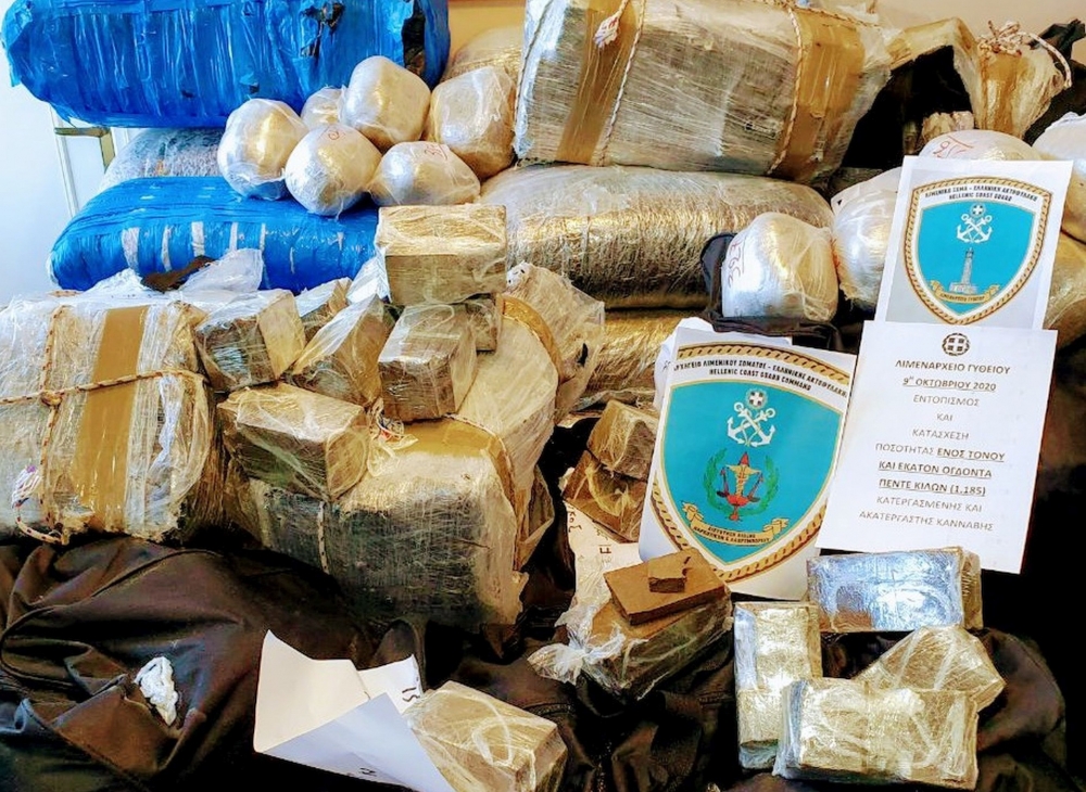 Πάνω από 1 τόνος κάνναβης αξίας 6,7 εκ. ευρώ στη θάλασσα της Μάνης (ΦΩΤΟ)