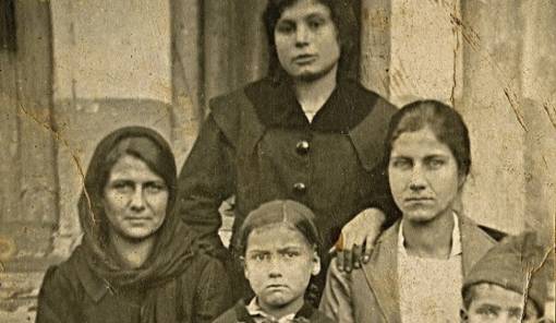 &Omicron;&mu;&iota;&lambda;ί&alpha; &tau;&eta;&sigmaf; &kappa;&alpha;&theta;&eta;&gamma;ή&tau;&rho;&iota;&alpha;&sigmaf; &Lambda;ί&lambda;&alpha;&sigmaf; &Lambda;&epsilon;&omicron;&nu;&tau;ί&delta;&omicron;&upsilon; &gamma;&iota;&alpha; &tau;&eta; &gamma;&upsilon;&nu;&alpha;&iota;&kappa;&epsilon;ί&alpha; &sigma;&upsilon;&mu;&beta;&omicron;&lambda;ή &sigma;&tau;&omicron;&upsilon;&sigmaf; &pi;&rho;&omicron;&sigma;&phi;&upsilon;&gamma;&iota;&kappa;&omicron;ύ&sigmaf; &sigma;&upsilon;&nu;&omicron;&iota;&kappa;&iota;&sigma;&mu;&omicron;ύ&sigmaf;