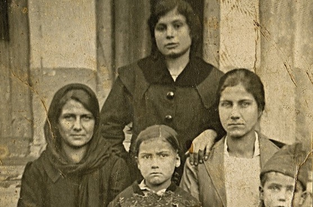 &Omicron;&mu;&iota;&lambda;ί&alpha; &tau;&eta;&sigmaf; &kappa;&alpha;&theta;&eta;&gamma;ή&tau;&rho;&iota;&alpha;&sigmaf; &Lambda;ί&lambda;&alpha;&sigmaf; &Lambda;&epsilon;&omicron;&nu;&tau;ί&delta;&omicron;&upsilon; &gamma;&iota;&alpha; &tau;&eta; &gamma;&upsilon;&nu;&alpha;&iota;&kappa;&epsilon;ί&alpha; &sigma;&upsilon;&mu;&beta;&omicron;&lambda;ή &sigma;&tau;&omicron;&upsilon;&sigmaf; &pi;&rho;&omicron;&sigma;&phi;&upsilon;&gamma;&iota;&kappa;&omicron;ύ&sigmaf; &sigma;&upsilon;&nu;&omicron;&iota;&kappa;&iota;&sigma;&mu;&omicron;ύ&sigmaf;