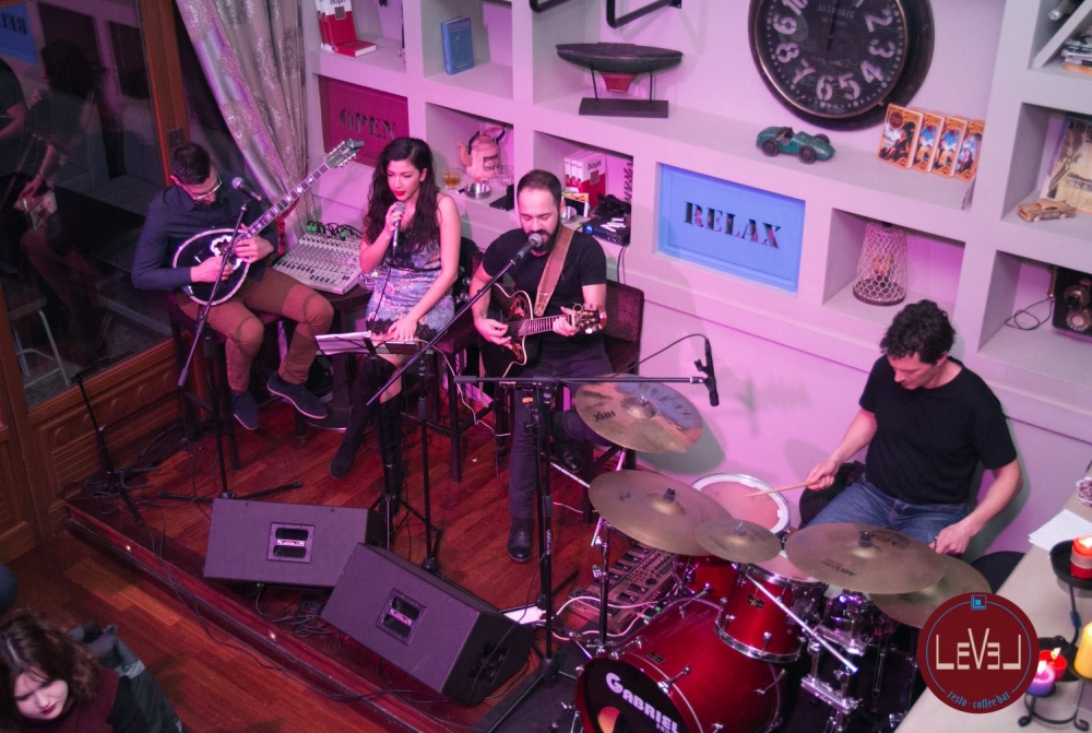 Αποκριάτικο live με τον Τ. Σκιαδά και την ορχήστρα του στο «Level»!