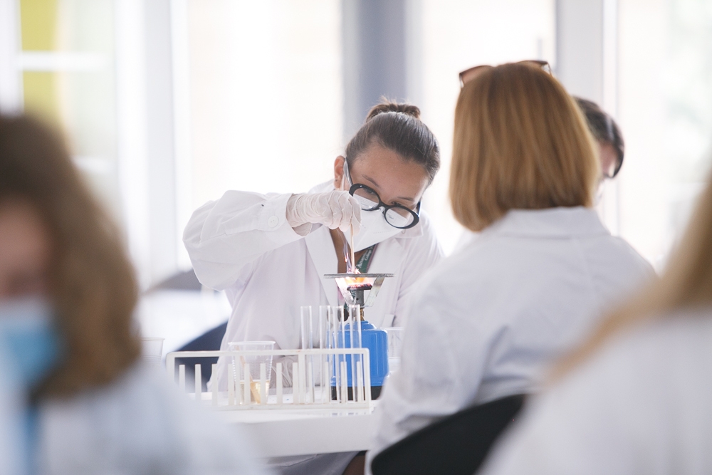 &Epsilon;&xi;&epsilon;&tau;ά&sigma;&epsilon;&iota;&sigmaf; &gamma;&iota;&alpha; &tau;&omicron; &Kappa;&omicron;&lambda;&lambda;έ&gamma;&iota;&omicron; &Alpha;&nu;&alpha;&tau;ό&lambda;&iota;&alpha; &phi;&iota;&lambda;&omicron;&xi;&epsilon;&nu;&omicron;ύ&nu;&tau;&alpha;&iota; &sigma;&tau;&eta; &Beta;&alpha;&mu;&beta;&alpha;&kappa;&omicron;ύ