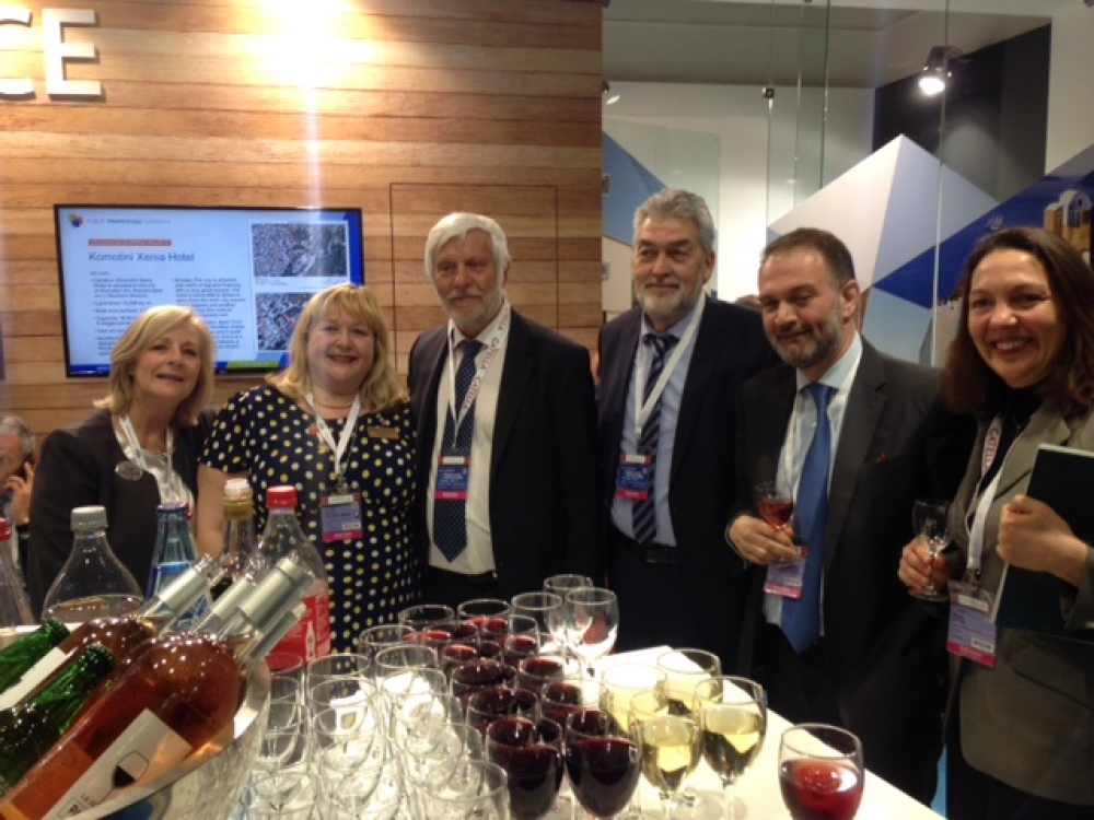 &Sigma;&epsilon; &Kappa;ά&nu;&nu;&epsilon;&sigmaf;, &Beta;&epsilon;&lambda;&iota;&gamma;&rho;ά&delta;&iota; &kappa;&alpha;&iota; &Alpha;&theta;ή&nu;&alpha; &laquo;&tau;&alpha;&xi;ί&delta;&epsilon;&psi;&epsilon;&raquo; &eta; &Pi;&epsilon;&lambda;&omicron;&pi;ό&nu;&nu;&eta;&sigma;&omicron;&sigmaf; (&Phi;&Omega;&Tau;&Omicron;)