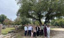 &Sigma;&tau;&alpha; &beta;ή&mu;&alpha;&tau;&alpha; &tau;&eta;&sigmaf; &Omicron;&lambda;&upsilon;&mu;&pi;&iota;&alpha;&kappa;ή&sigmaf; &Iota;&delta;έ&alpha;&sigmaf;: &Epsilon;&kappa;&pi;&alpha;&iota;&delta;&epsilon;&upsilon;&tau;&iota;&kappa;ή &alpha;&pi;&omicron;&sigma;&tau;&omicron;&lambda;ή &tau;&omicron;&upsilon; &Iota;&nu;&sigma;&tau;&iota;&tau;&omicron;ύ&tau;&omicron;&upsilon; &Sigma;&pi;ά&rho;&tau;&eta;&sigmaf; &sigma;&tau;&eta;&nu; &Alpha;&rho;&chi;&alpha;ί&alpha; &Omicron;&lambda;&upsilon;&mu;&pi;ί&alpha;