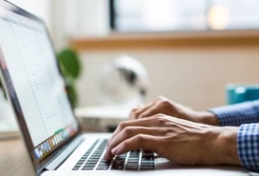 Νέος κύκλος κατάρτισης για 30.000 ανέργους σε ψηφιακές και πράσινες δεξιότητες