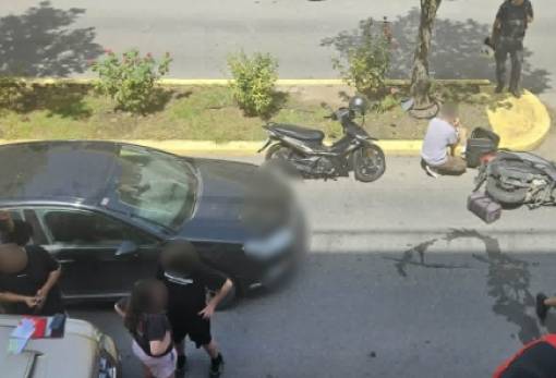 Σύγκρουση αυτοκινήτου με δίκυκλο στην Όθωνος Αμαλίας