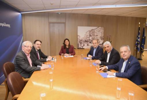 Συνάντηση ΚΕΔΕ – Κεραμέως για προσλήψεις στους δήμους και ενίσχυση του προγράμματος 55+