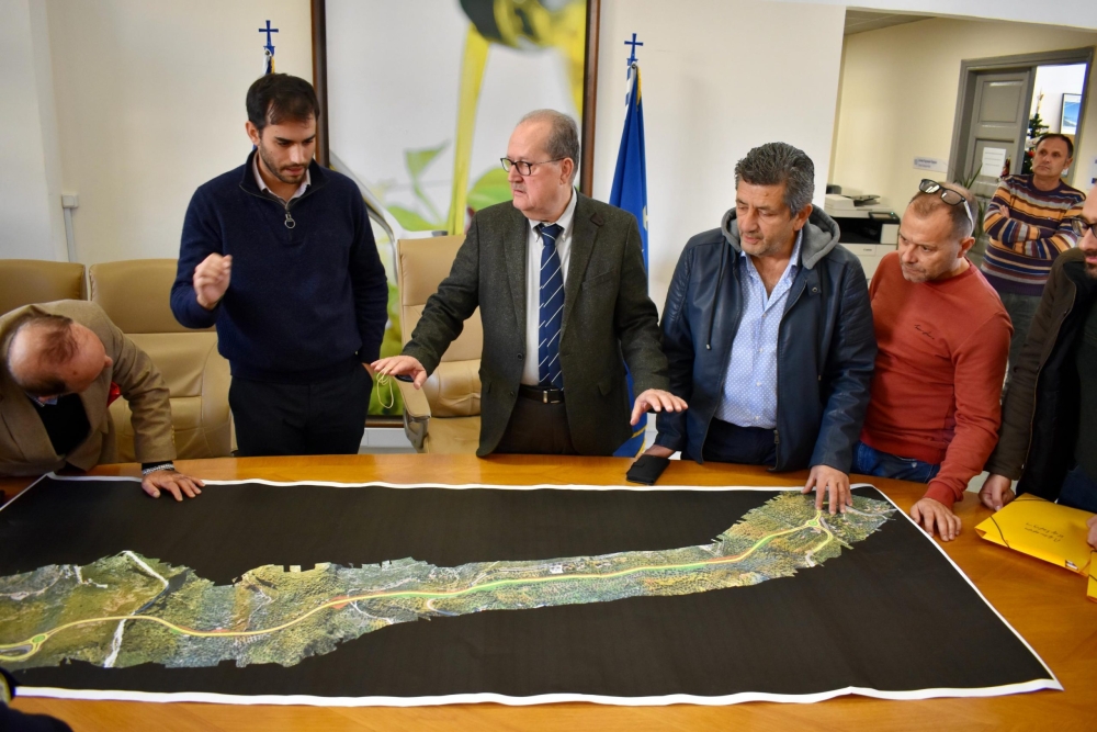 Έ&nu;&alpha; &beta;ή&mu;&alpha; &pi;&iota;&omicron; &kappa;&omicron;&nu;&tau;ά &eta; &Lambda;&alpha;&kappa;&omega;&nu;&iota;&kappa;ή &Mu;ά&nu;&eta; &sigma;&tau;&eta;&nu; &Kappa;&alpha;&lambda;&alpha;&mu;ά&tau;&alpha;