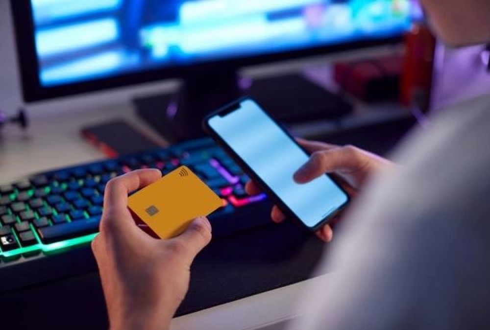 &Omicron;&kappa;&tau;ώ &sigma;&tau;&omicron;&upsilon;&sigmaf; &delta;έ&kappa;&alpha; Έ&lambda;&lambda;&eta;&nu;&epsilon;&sigmaf; &alpha;&gamma;&omicron;&rho;ά&zeta;&omicron;&upsilon;&nu; &alpha;&pi;ό online &pi;&lambda;&alpha;&tau;&phi;ό&rho;&mu;&epsilon;&sigmaf; &chi;&omega;&rho;ώ&nu; &epsilon;&kappa;&tau;ό&sigmaf; &Epsilon;&Epsilon;