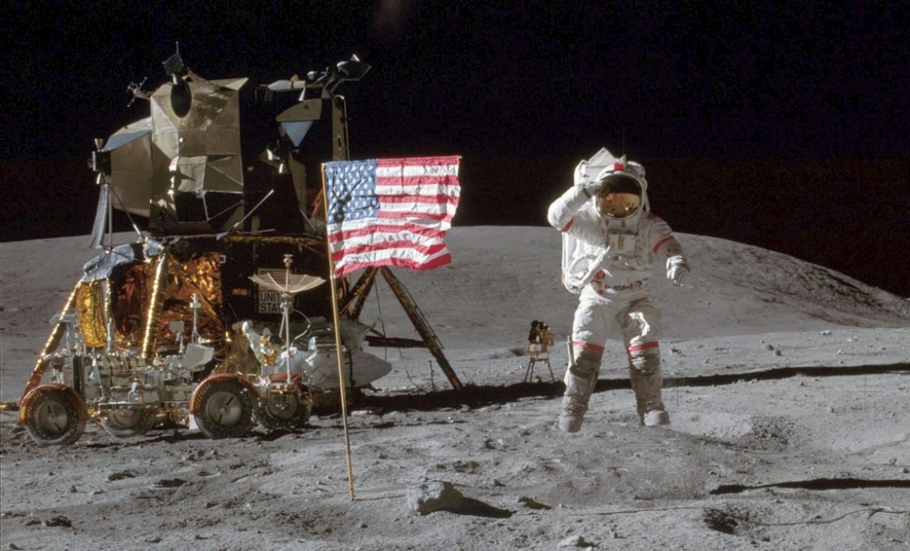 &Pi;ώ&sigmaf; &mu;&iota;&alpha; &pi;έ&tau;&rho;&alpha; &alpha;&pi;ό &tau;&eta; &Sigma;&epsilon;&lambda;ή&nu;&eta; έ&phi;&tau;&alpha;&sigma;&epsilon; &sigma;&tau;&eta; &Lambda;&epsilon;&upsilon;&kappa;&omega;&sigma;ί&alpha; &mu;&epsilon; &kappa;&alpha;&theta;&upsilon;&sigma;&tau;έ&rho;&eta;&sigma;&eta; &mu;&iota;&sigma;&omicron;ύ &alpha;&iota;ώ&nu;&alpha;