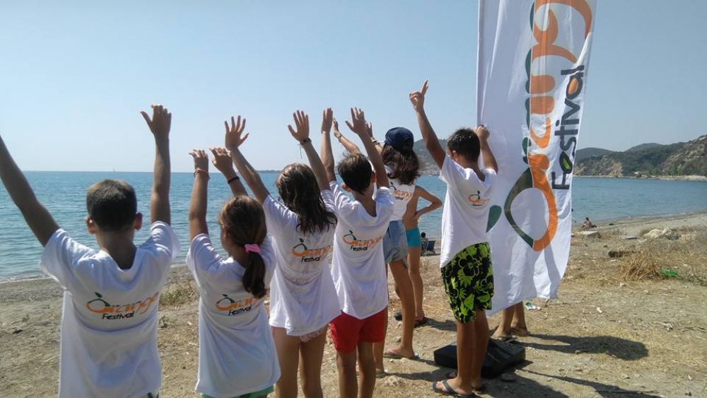 To &ldquo;Orange Festival&rdquo; &sigma;&upsilon;&nu;&epsilon;&chi;ί&zeta;&epsilon;&iota; &mu;&epsilon; &kappa;&omicron;&iota;&nu;&omega;&nu;&iota;&kappa;ή &pi;&rho;&omicron;&sigma;&phi;&omicron;&rho;ά &kappa;&alpha;&iota; &sigma;&tau;&eta;&nu; &Pi;ύ&lambda;&omicron; (&Phi;&Omega;&Tau;&Omicron;)