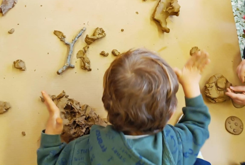 &Pi;&alpha;&iota;&chi;&nu;ί&delta;&iota;&alpha; &mu;&epsilon; &tau;&omicron;&nu; &pi;&eta;&lambda;ό &sigma;&tau;&eta; &Beta;&alpha;&mu;&beta;&alpha;&kappa;&omicron;ύ