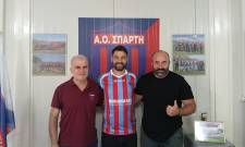 &Tau;ό&nu;&iota; &Chi;&alpha;&lambda;ί&lambda;&iota;, &eta; &mu;&epsilon;&gamma;ά&lambda;&eta; &epsilon;&pi;&iota;&sigma;&tau;&rho;&omicron;&phi;ή &sigma;&tau;&eta; &Sigma;&pi;ά&rho;&tau;&eta;