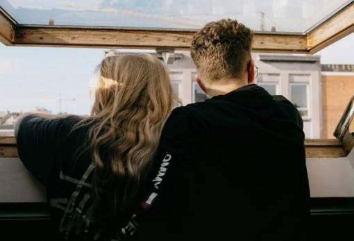 «Πάντα» και «Ποτέ»: Οι λέξεις που σπάνε τη σχέση σου