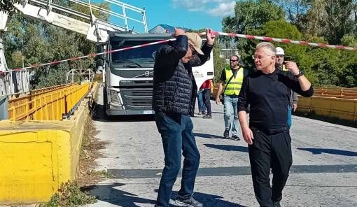 Έ&lambda;&epsilon;&gamma;&chi;&omicron;&iota; &sigma;&tau;&iota;&sigmaf; &delta;ύ&omicron; &gamma;έ&phi;&upsilon;&rho;&epsilon;&sigmaf; &tau;&omicron;&upsilon; &Iota;&sigma;&theta;&mu;&omicron;ύ