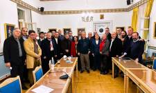 &laquo;&Alpha;&mu;&epsilon;&tau;&alpha;&kappa;ί&nu;&eta;&tau;&eta;&raquo; &eta; &lambda;&alpha;&kappa;&omega;&nu;&iota;&kappa;ή &tau;&rho;&iota;ά&delta;&alpha; &sigma;&tau;&eta; &nu;έ&alpha; &delta;&omicron;&mu;ή &tau;&eta;&sigmaf; &Pi;&epsilon;&rho;&iota;&phi;έ&rho;&epsilon;&iota;&alpha;&sigmaf; &Pi;&epsilon;&lambda;&omicron;&pi;&omicron;&nu;&nu;ή&sigma;&omicron;&upsilon;