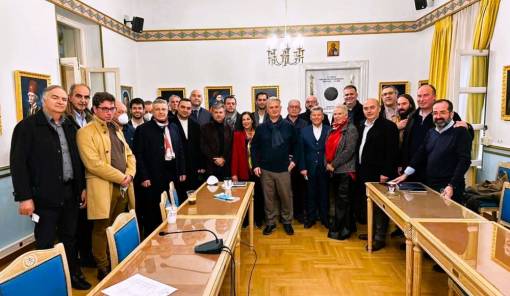 &laquo;&Alpha;&mu;&epsilon;&tau;&alpha;&kappa;ί&nu;&eta;&tau;&eta;&raquo; &eta; &lambda;&alpha;&kappa;&omega;&nu;&iota;&kappa;ή &tau;&rho;&iota;ά&delta;&alpha; &sigma;&tau;&eta; &nu;έ&alpha; &delta;&omicron;&mu;ή &tau;&eta;&sigmaf; &Pi;&epsilon;&rho;&iota;&phi;έ&rho;&epsilon;&iota;&alpha;&sigmaf; &Pi;&epsilon;&lambda;&omicron;&pi;&omicron;&nu;&nu;ή&sigma;&omicron;&upsilon;