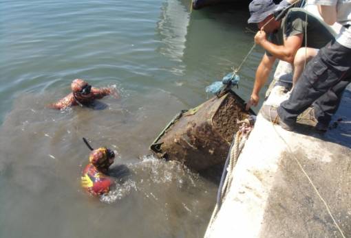 «Ανάσανε» από τη σαβούρα το αλιευτικό καταφύγιο στη Νεάπολη (ΦΩΤΟ)