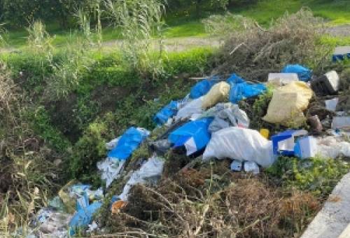 Σε σκουπιδότοπο έχει μετατραπεί ο δρόμος μετά το νεκροταφείο του Έλους