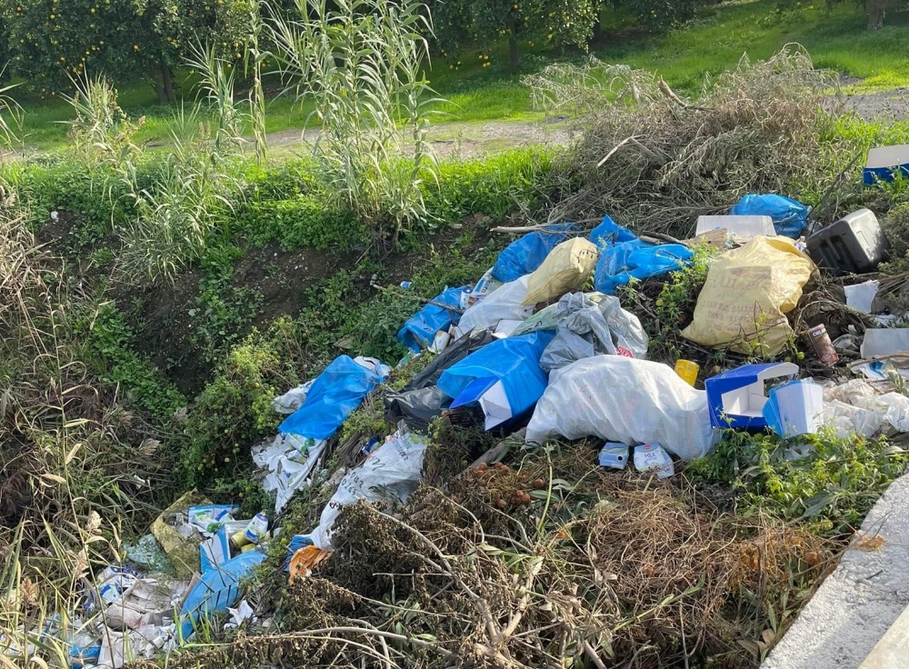 Σε σκουπιδότοπο έχει μετατραπεί ο δρόμος μετά το νεκροταφείο του Έλους