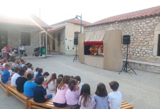 Οι μαριονέτες έκαναν στάση στο σχολείο του Πύργου Διρού