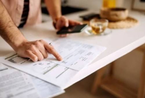 Υποχώρησαν τα «φέσια» στη λιανική του ρεύματος