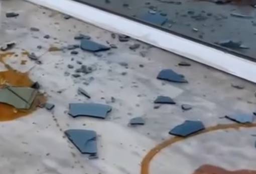 Τα…. ‘σπασε στο Διοικητήριο: Πέταξε βάζο με μέλι και άφησε «αίτημα ασύλου»