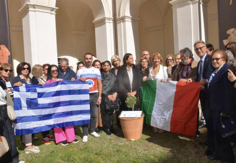 &Sigma;&tau;&eta; &Gamma;&eta; &tau;&omega;&nu; &Alpha;&pi;&omicron;&gamma;ό&nu;&omega;&nu;: &Omicron;&iota; &Lambda;ά&kappa;&omega;&nu;&epsilon;&sigmaf; &epsilon;&pi;έ&sigma;&tau;&rho;&epsilon;&psi;&alpha;&nu; &sigma;&tau;&omicron;&nu; &Tau;ά&rho;&alpha;&nu;&tau;&alpha;