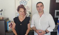 &Sigma;&tau;&omicron; &kappa;&alpha;&lambda;&epsilon;&nu;&tau;ά&rho;&iota; &tau;&omicron;&upsilon; &Pi;&rho;&omega;&tau;&alpha;&theta;&lambda;ή&mu;&alpha;&tau;&omicron;&sigmaf; &Epsilon;&lambda;&lambda;ά&delta;&alpha;&sigmaf; &phi;έ&tau;&omicron;&sigmaf; &tau;&omicron; &Rho;ά&lambda;&lambda;&upsilon; &laquo;&Mu;&omicron;&lambda;ώ&nu; &Lambda;&alpha;&beta;έ&raquo;