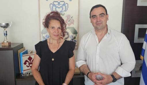 &Sigma;&tau;&omicron; &kappa;&alpha;&lambda;&epsilon;&nu;&tau;ά&rho;&iota; &tau;&omicron;&upsilon; &Pi;&rho;&omega;&tau;&alpha;&theta;&lambda;ή&mu;&alpha;&tau;&omicron;&sigmaf; &Epsilon;&lambda;&lambda;ά&delta;&alpha;&sigmaf; &phi;έ&tau;&omicron;&sigmaf; &tau;&omicron; &Rho;ά&lambda;&lambda;&upsilon; &laquo;&Mu;&omicron;&lambda;ώ&nu; &Lambda;&alpha;&beta;έ&raquo;