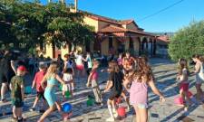 &Mu;&epsilon; &delta;&rho;ά&sigma;&epsilon;&iota;&sigmaf; &kappa;&alpha;&iota; &pi;&alpha;&iota;&delta;&iota;&kappa;ά &chi;&alpha;&mu;ό&gamma;&epsilon;&lambda;&alpha; &eta; &laquo;&Pi;&alpha;&iota;&delta;&iota;&kappa;ή &Gamma;&iota;&omicron;&rho;&tau;ή &Kappa;&alpha;&rho;&alpha;&beta;ά&raquo;