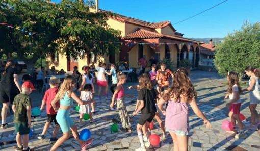 &Mu;&epsilon; &delta;&rho;ά&sigma;&epsilon;&iota;&sigmaf; &kappa;&alpha;&iota; &pi;&alpha;&iota;&delta;&iota;&kappa;ά &chi;&alpha;&mu;ό&gamma;&epsilon;&lambda;&alpha; &eta; &laquo;&Pi;&alpha;&iota;&delta;&iota;&kappa;ή &Gamma;&iota;&omicron;&rho;&tau;ή &Kappa;&alpha;&rho;&alpha;&beta;ά&raquo;