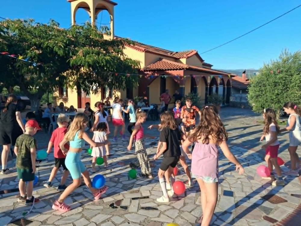 &Mu;&epsilon; &delta;&rho;ά&sigma;&epsilon;&iota;&sigmaf; &kappa;&alpha;&iota; &pi;&alpha;&iota;&delta;&iota;&kappa;ά &chi;&alpha;&mu;ό&gamma;&epsilon;&lambda;&alpha; &eta; &laquo;&Pi;&alpha;&iota;&delta;&iota;&kappa;ή &Gamma;&iota;&omicron;&rho;&tau;ή &Kappa;&alpha;&rho;&alpha;&beta;ά&raquo;