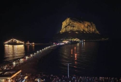 Η πανσέληνος «έσβησε» προσωρινά τον φωτισμό στον Βράχο της Μονεμβασιάς