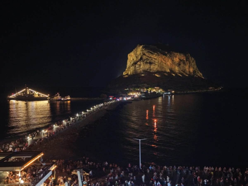 &Eta; &pi;&alpha;&nu;&sigma;έ&lambda;&eta;&nu;&omicron;&sigmaf; &laquo;έ&sigma;&beta;&eta;&sigma;&epsilon;&raquo; &pi;&rho;&omicron;&sigma;&omega;&rho;&iota;&nu;ά &tau;&omicron;&nu; &phi;&omega;&tau;&iota;&sigma;&mu;ό &sigma;&tau;&omicron;&nu; &Beta;&rho;ά&chi;&omicron; &tau;&eta;&sigmaf; &Mu;&omicron;&nu;&epsilon;&mu;&beta;&alpha;&sigma;&iota;ά&sigmaf;